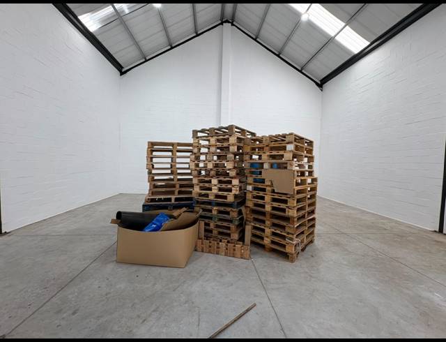 207M² WAREHOUSE TO LET IN FIRGROVE INDUSTRIAL ESTATE